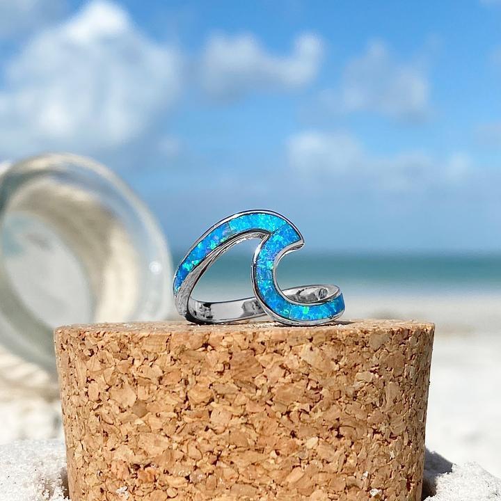 Anello a Onda in Argento con Opale Blu