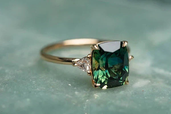 Anello in Oro con Gemma d’Ispirazione Vintage