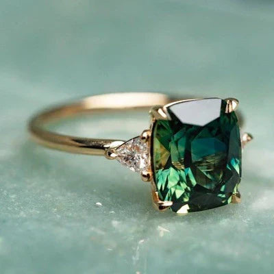 Anello in Oro con Gemma d’Ispirazione Vintage