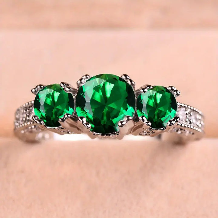 Anello Senza Tempo con Pietre di Smeraldo Brillanti