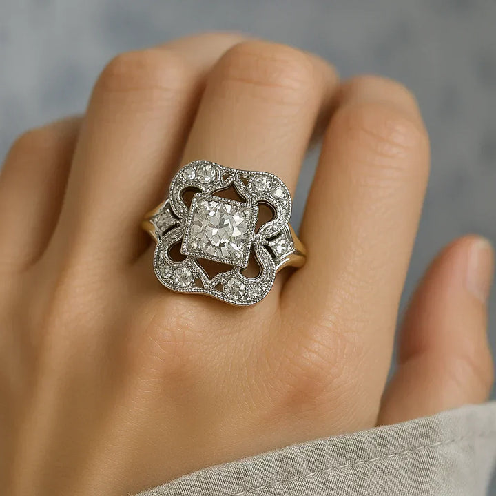 Anello Classico in Oro con Zirconia Vintage
